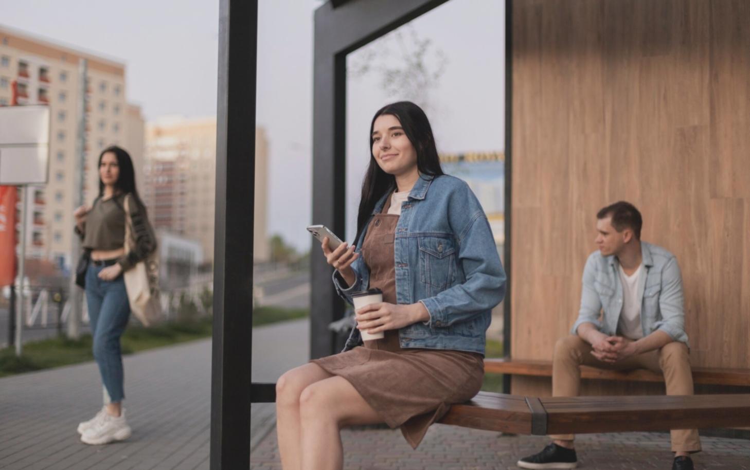 Étudiant consultant ses finances sur son ordinateur portable