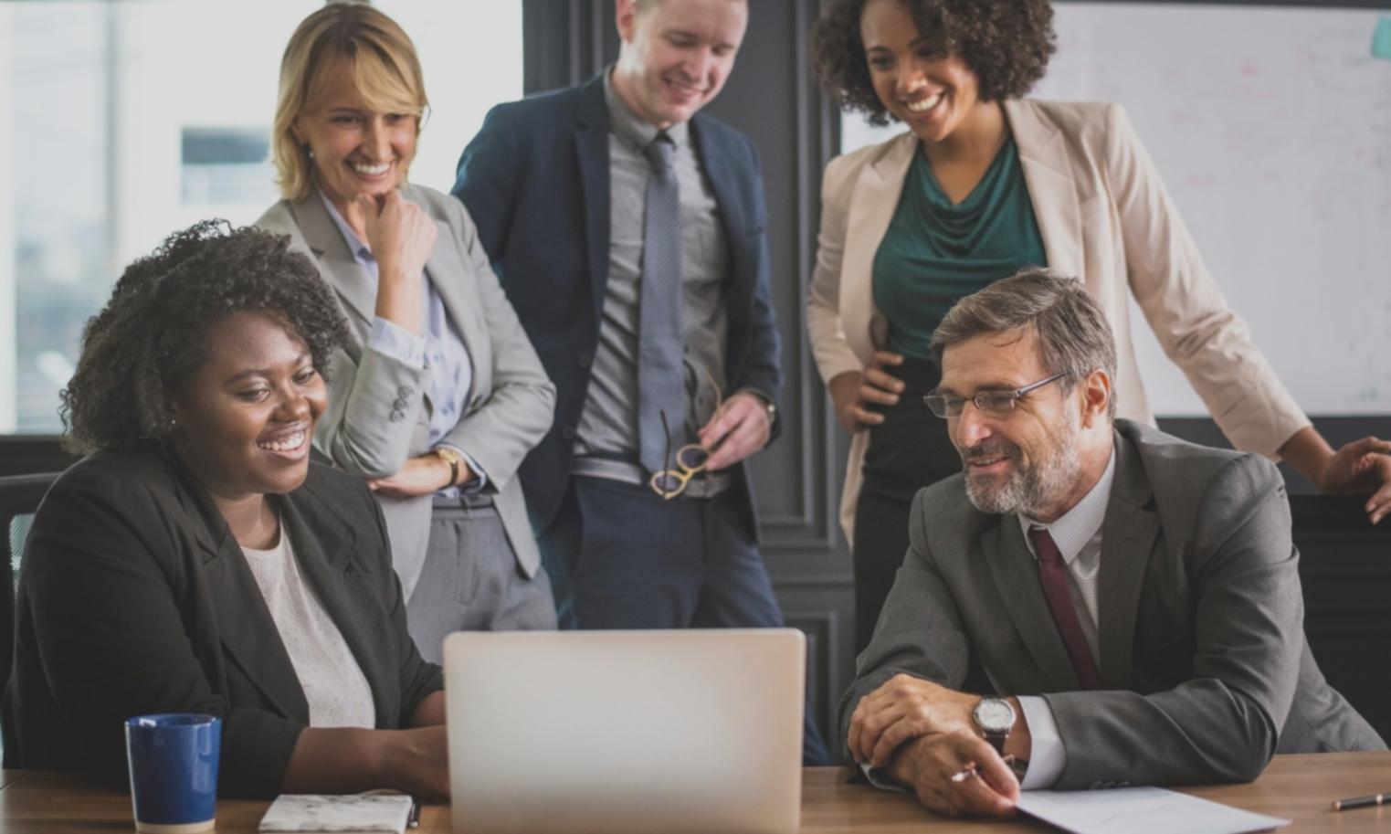 Analyse détaillée de modèles financiers sur écran